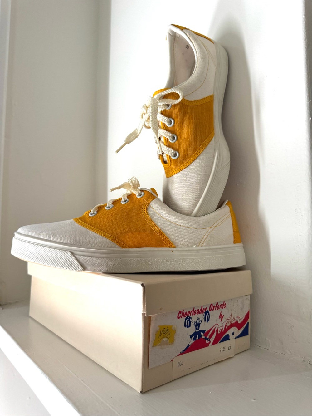 Women’s Vintage Canvas Low-Top Sneakers in Yellow and White Sz -8